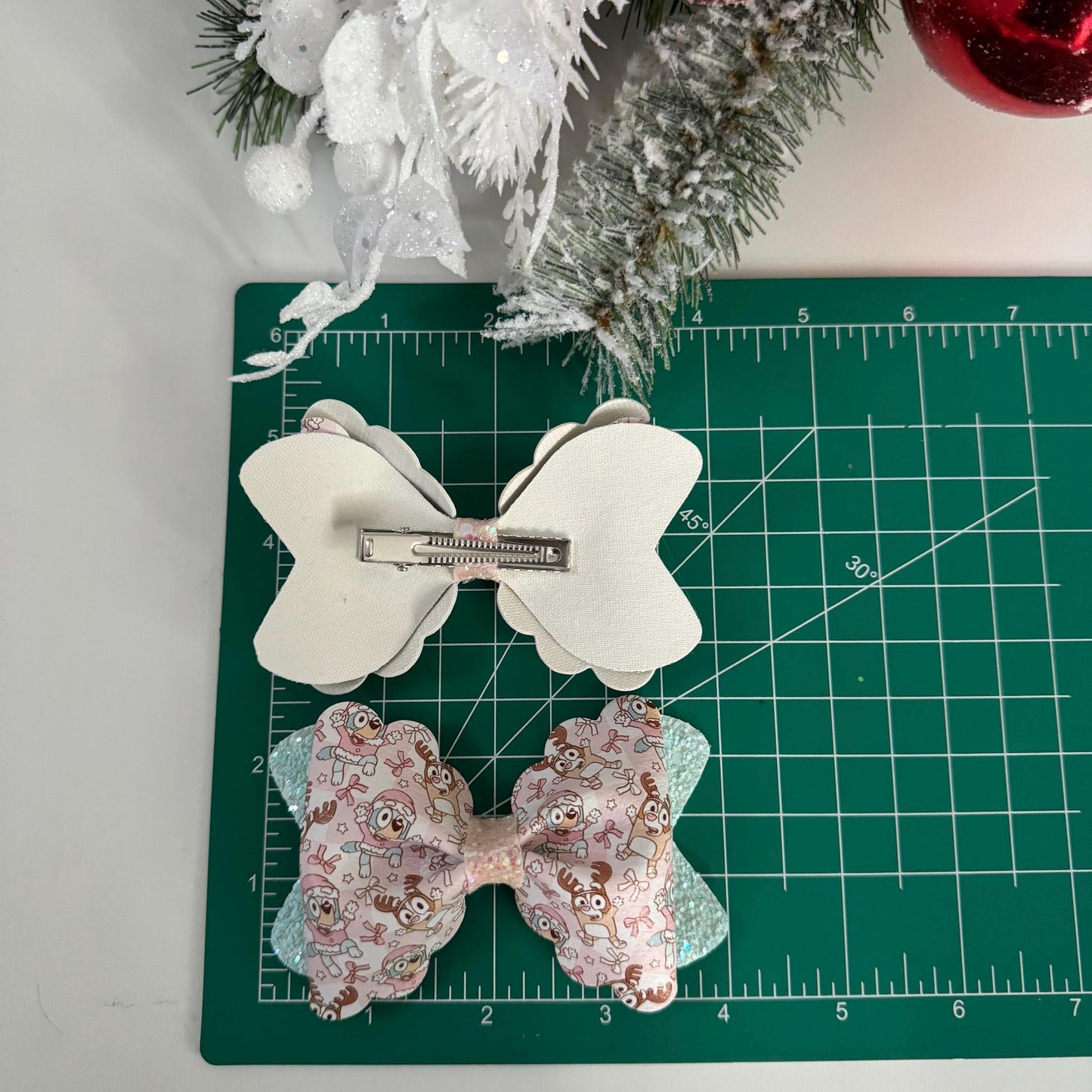 Christmas bow, Christmas handmade, Christmas gift ,bows, handmade gift for girls. Beautiful bows, lazos, Christmas present