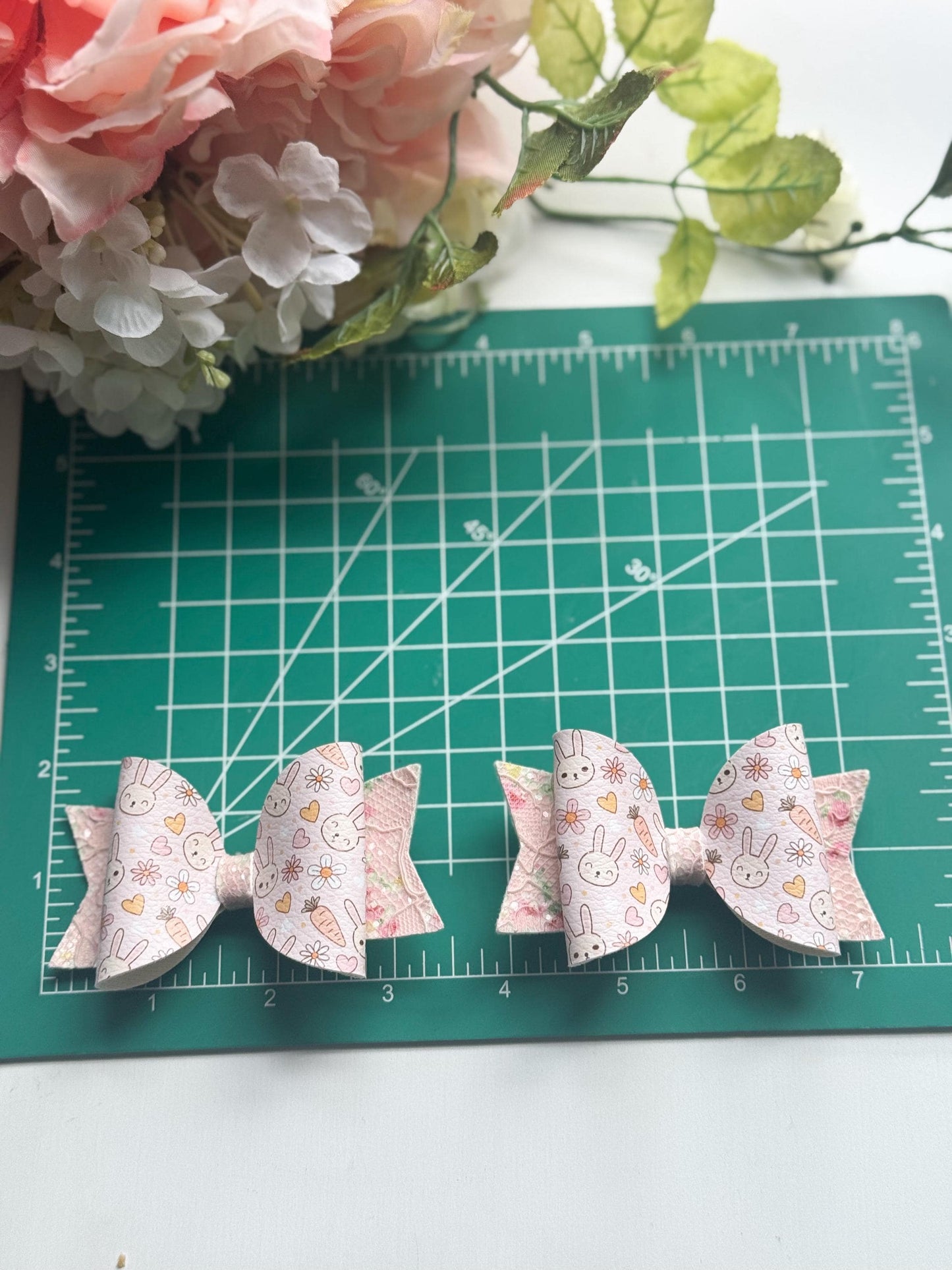 Easter bows ,small bows, piggie bows, Easter, Easter handmade, custom made , pascuas, lazos, Easter basket, unique items