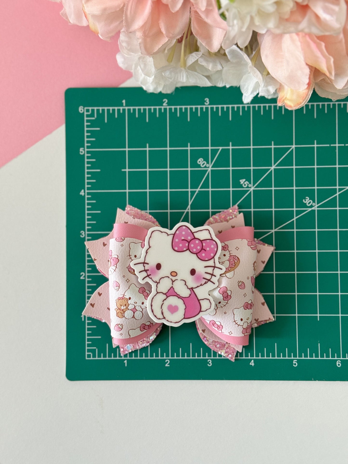 Hello cat bow  , Characters bows, bows, Hair bow, cat bow , kitty birthday, kitty bows, hello cat accessories, lazos