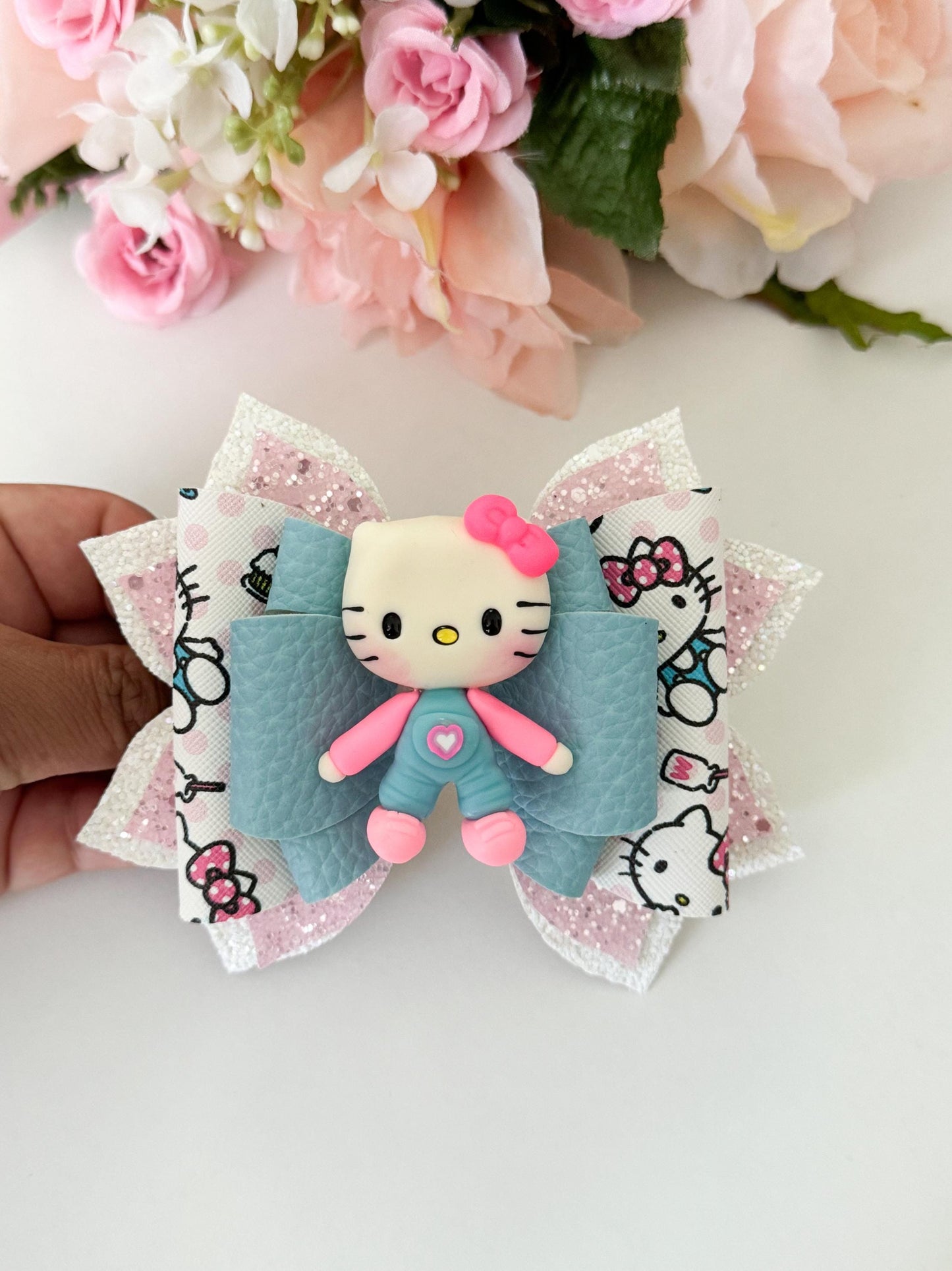 Hello cat bow  , Characters bows, bows, Hair bow, cat bow , kitty birthday, kitty bows, hello cat accessories, lazos