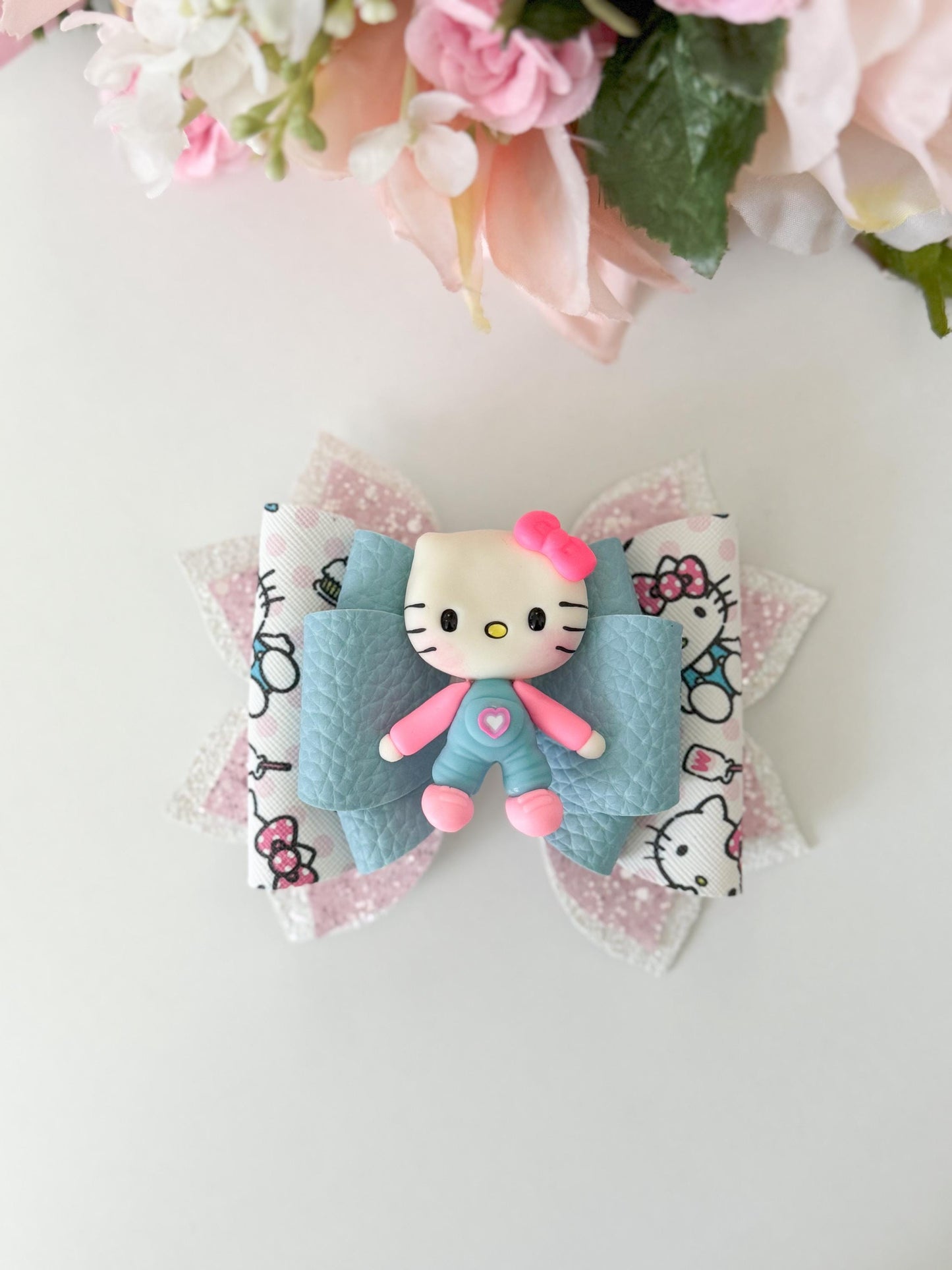 Hello cat bow  , Characters bows, bows, Hair bow, cat bow , kitty birthday, kitty bows, hello cat accessories, lazos