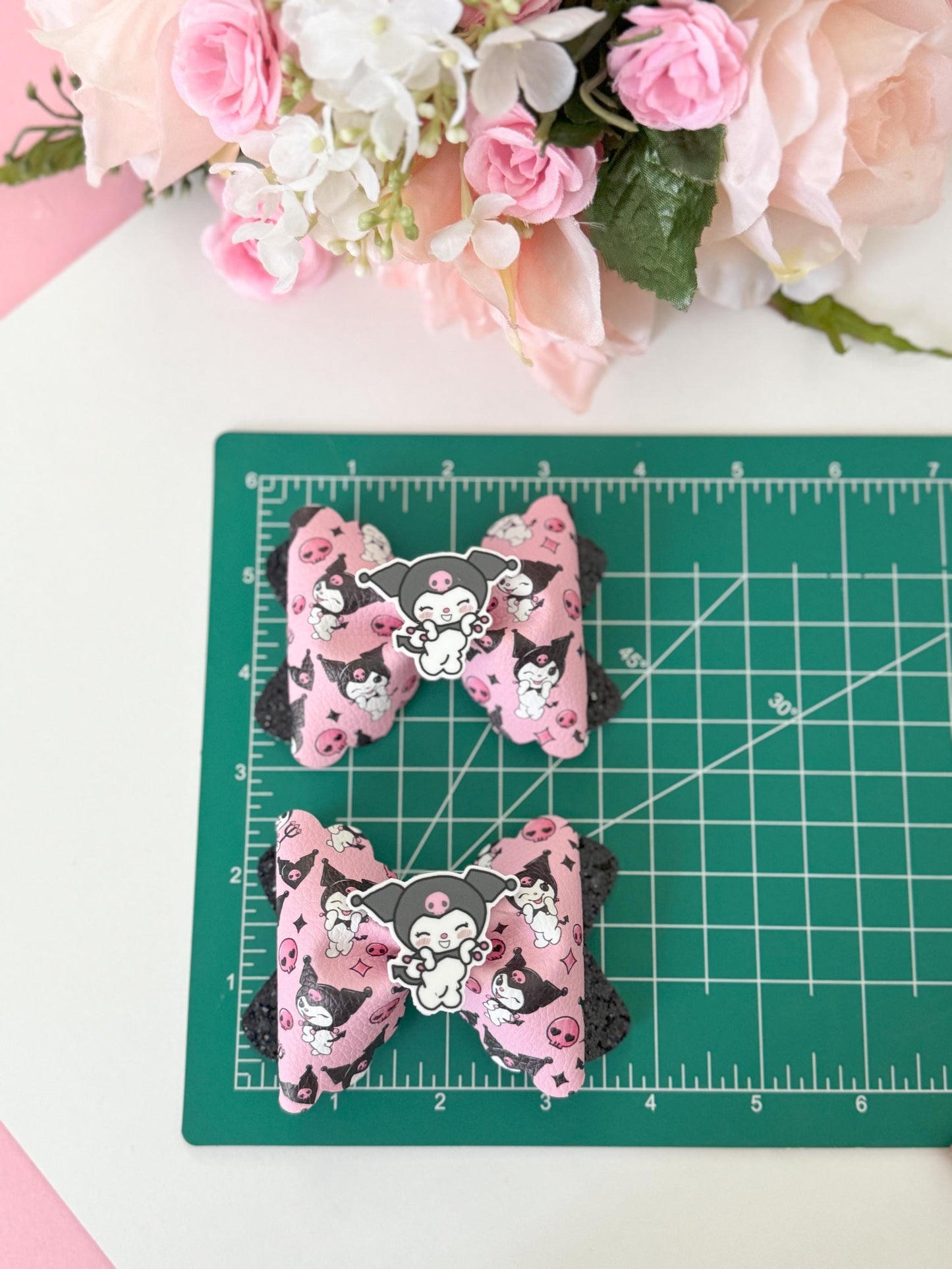 Hello cat friend bow set. Bows. Hello cat accessories . Theme bows . Character bows . Kitty bows , hello cat friends birthday, lazos