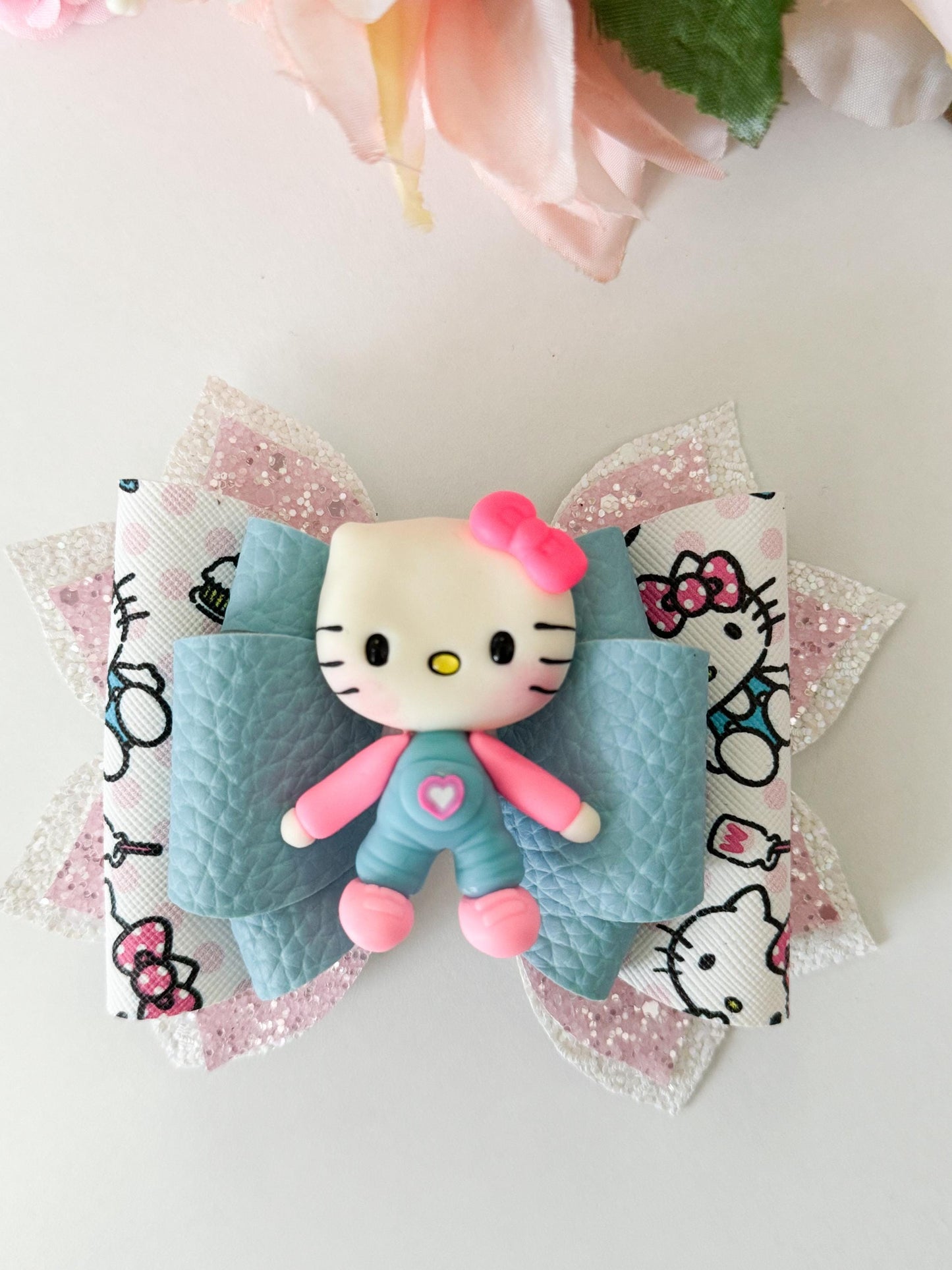 Hello cat bow  , Characters bows, bows, Hair bow, cat bow , kitty birthday, kitty bows, hello cat accessories, lazos