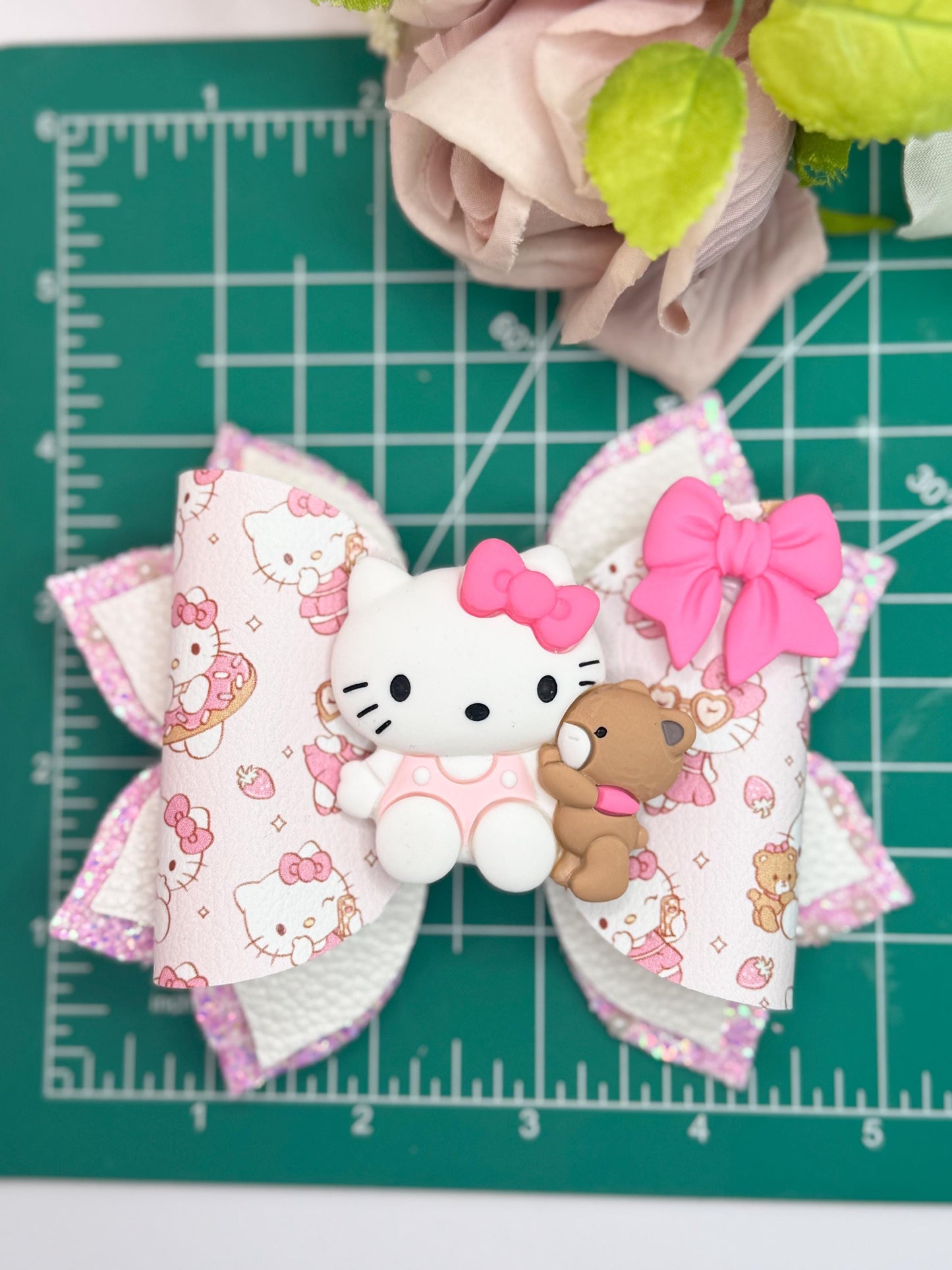 Hello cat bow  , Characters bows, bows, Hair bow, cat bow , kitty birthday, kitty bows, hello cat accessories, lazos