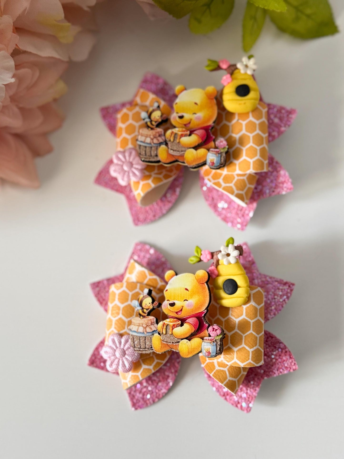 Bows. Theme bows . Character bows . lazos, bear  piggies bows, yellow bear birthday accessory