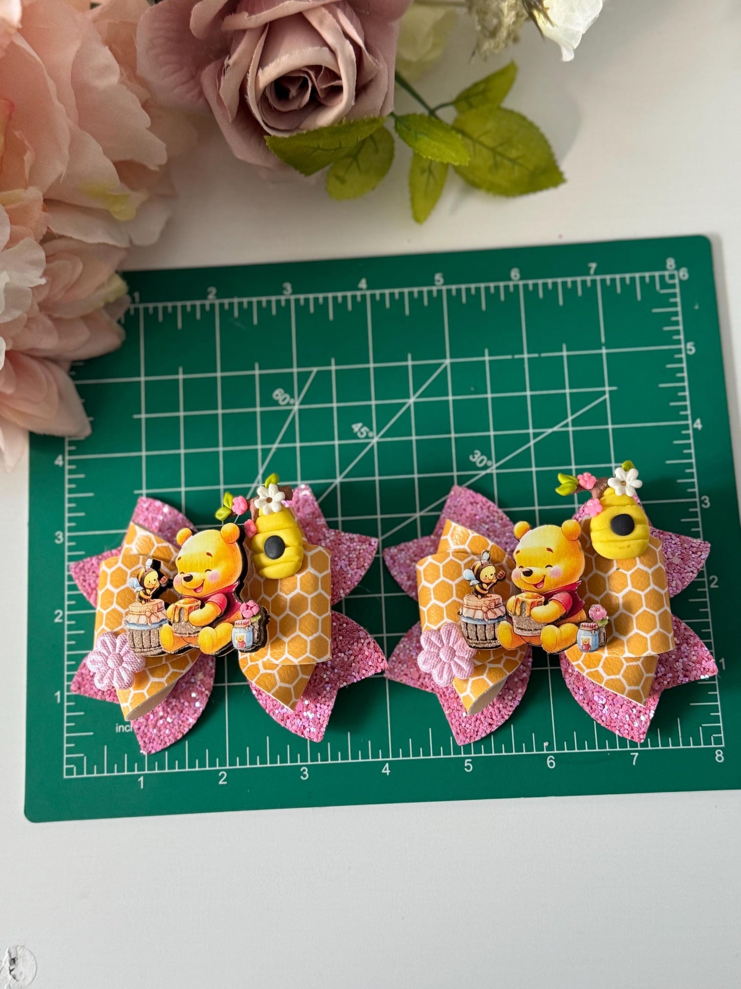 Bows. Theme bows . Character bows . lazos, bear  piggies bows, yellow bear birthday accessory