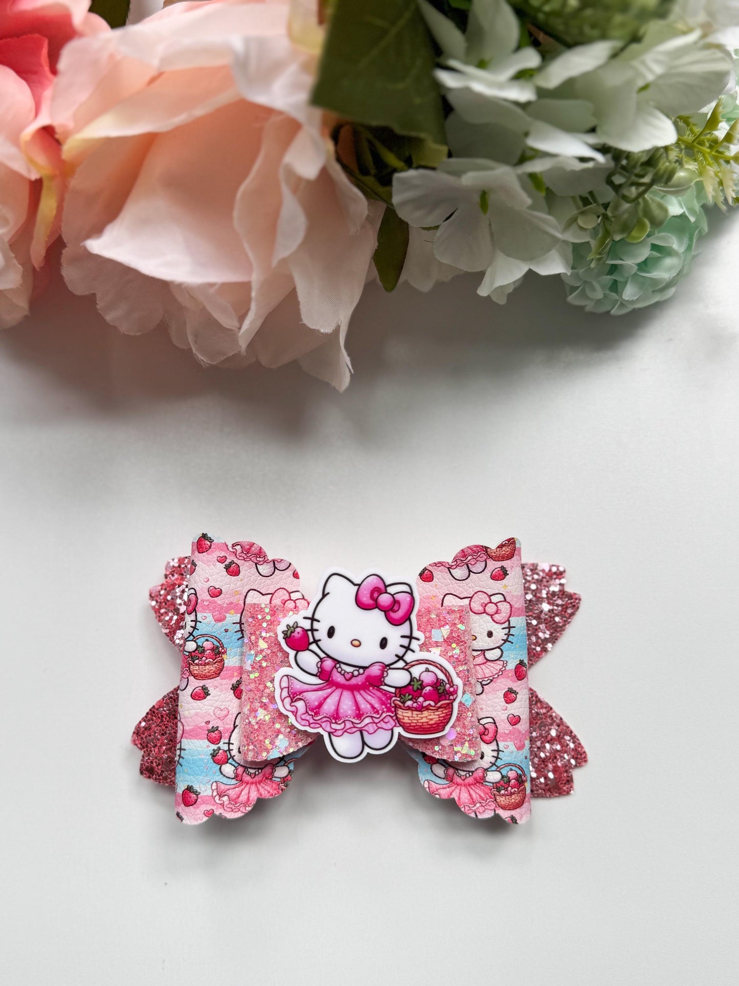 Hello cat bow, Characters bows, bows, Hair bow, strawberry bows , kitty birthday,hk bows, hello cat accessories, lazos, handmade bows