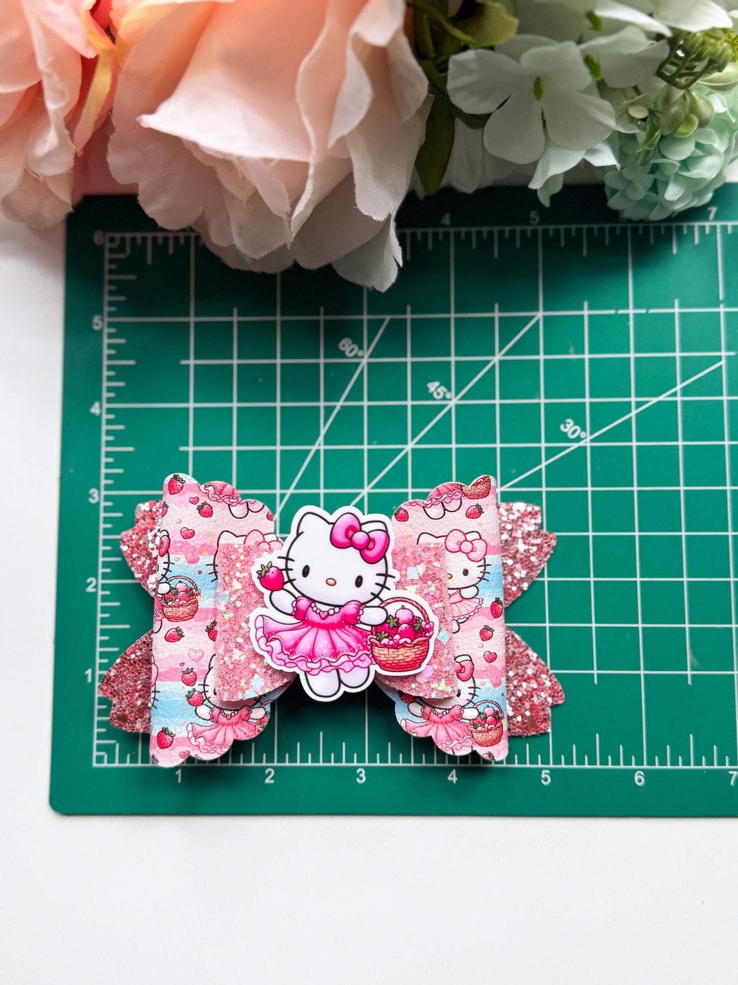 Hello cat bow, Characters bows, bows, Hair bow, strawberry bows , kitty birthday,hk bows, hello cat accessories, lazos, handmade bows