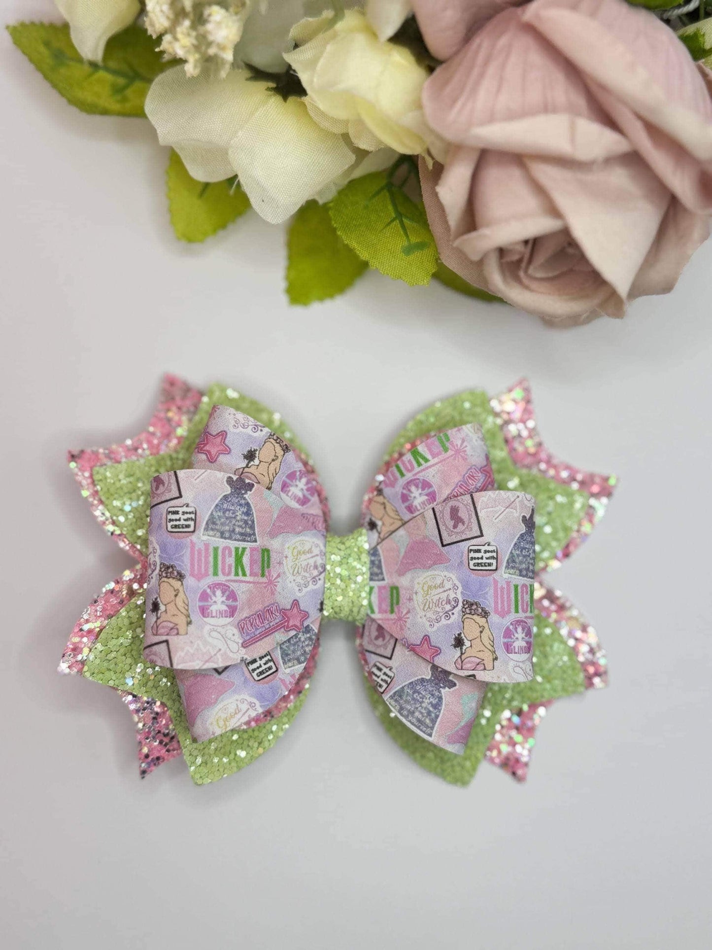 Witch green and pink girl bow  , pink girl bow, Characters bows, bows, Hair bow, movie character bows , accessories ,lazos,